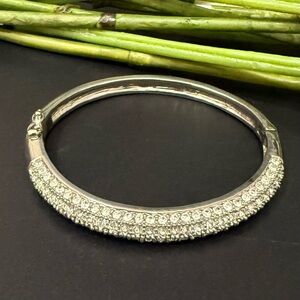 LIA SOPHIA Silver-tone Pave Crystal Hinged Bangle Bracelet 29.3g.